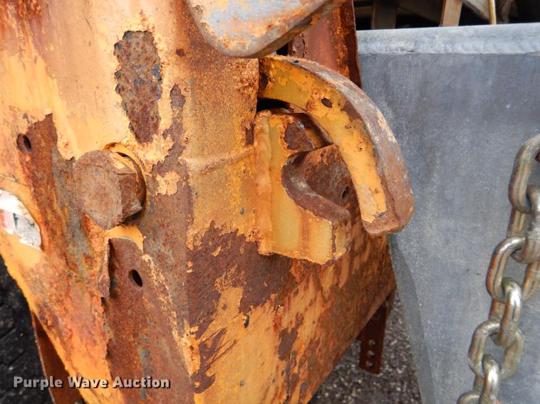 image for item DE8422 2002 International 4900 dump truck