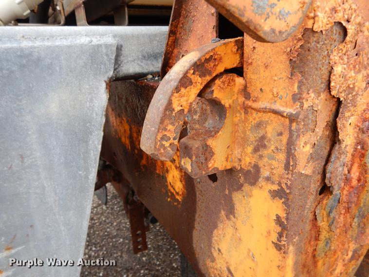 image for item DE8422 2002 International 4900 dump truck