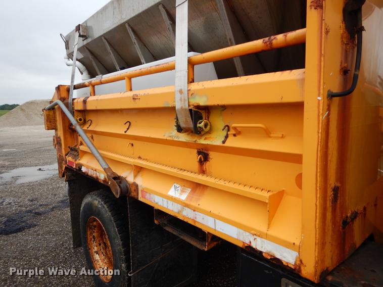 image for item DE8422 2002 International 4900 dump truck