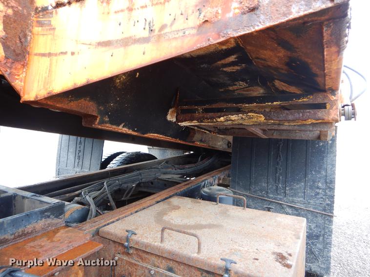 image for item DE8422 2002 International 4900 dump truck