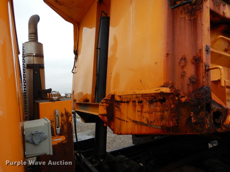 image for item DE8422 2002 International 4900 dump truck