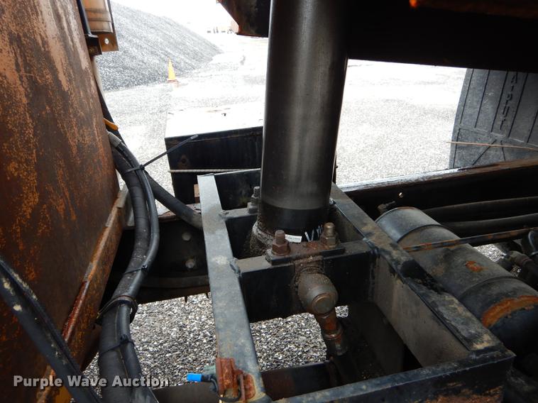 image for item DE8422 2002 International 4900 dump truck