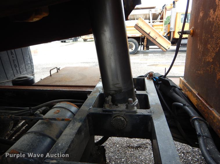 image for item DE8422 2002 International 4900 dump truck