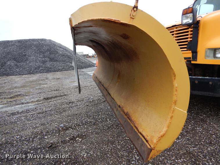 image for item DE8422 2002 International 4900 dump truck