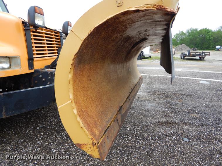 image for item DE8422 2002 International 4900 dump truck