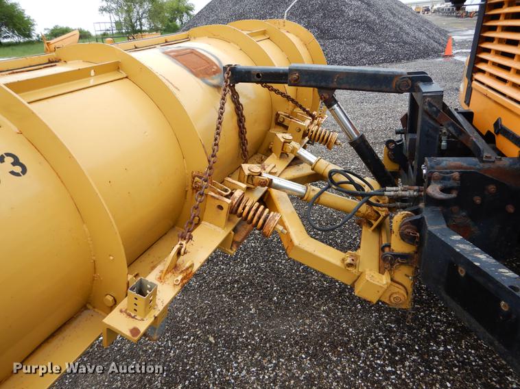 image for item DE8422 2002 International 4900 dump truck