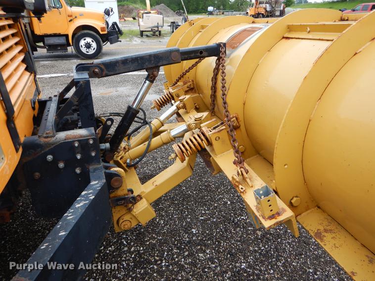 image for item DE8422 2002 International 4900 dump truck