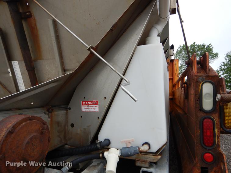 image for item DE8422 2002 International 4900 dump truck