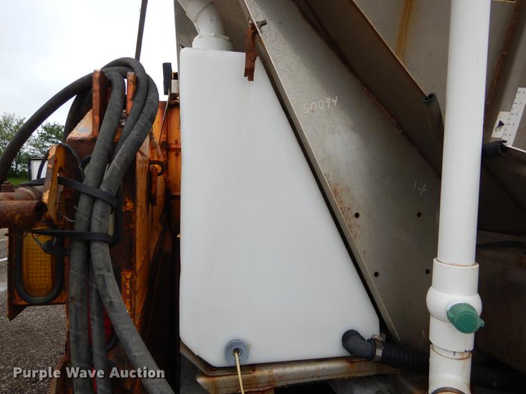 image for item DE8422 2002 International 4900 dump truck