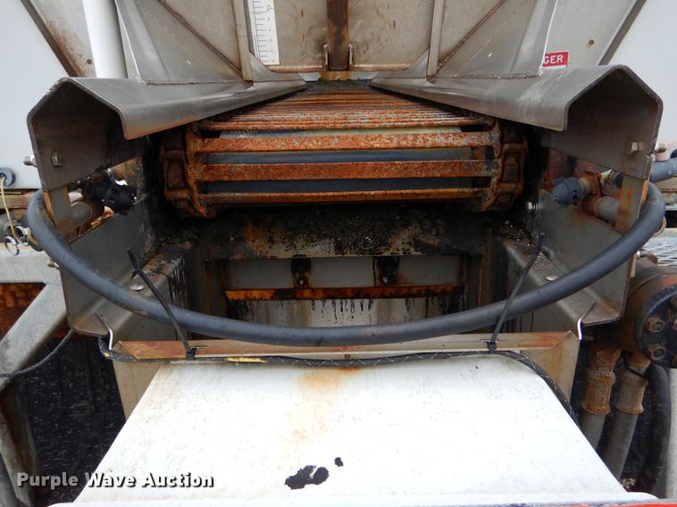 image for item DE8422 2002 International 4900 dump truck