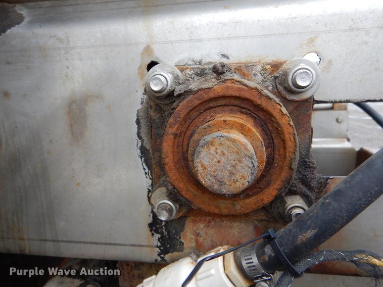 image for item DE8422 2002 International 4900 dump truck