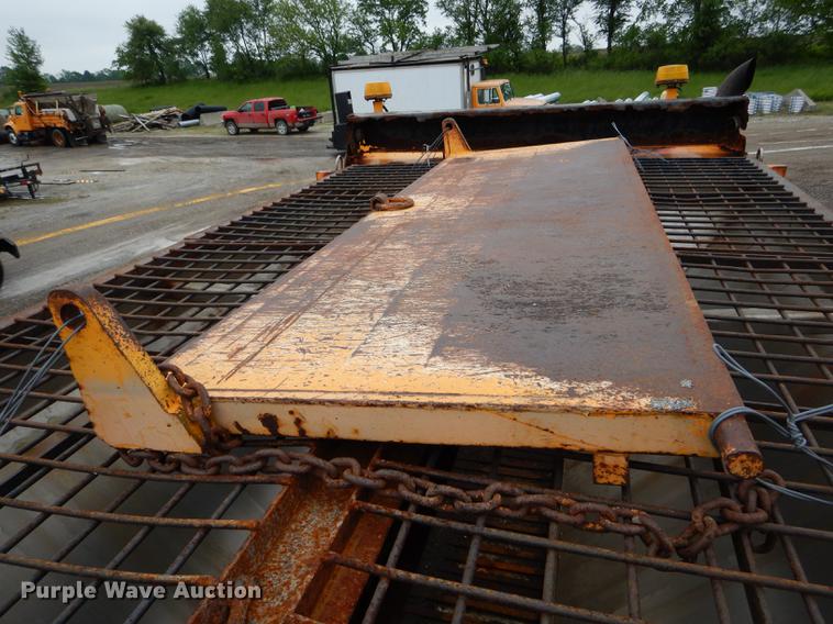 image for item DE8422 2002 International 4900 dump truck