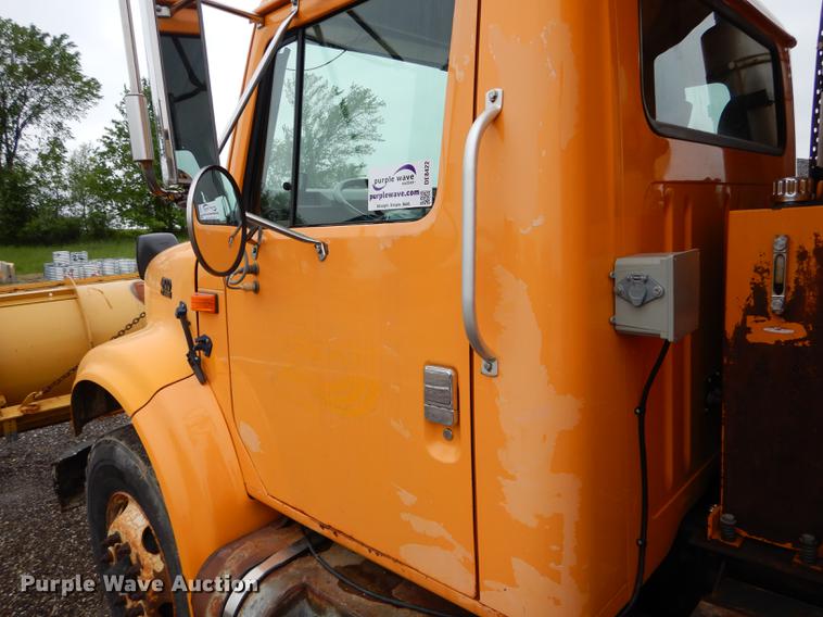 image for item DE8422 2002 International 4900 dump truck
