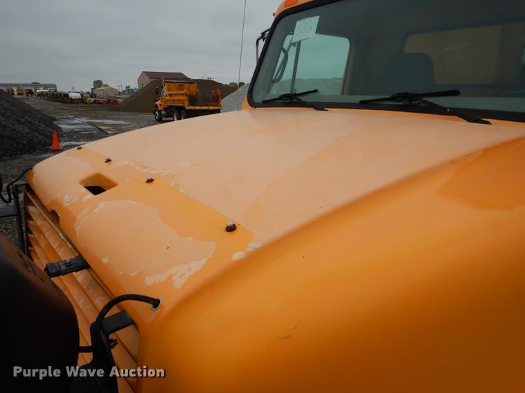 image for item DE8422 2002 International 4900 dump truck