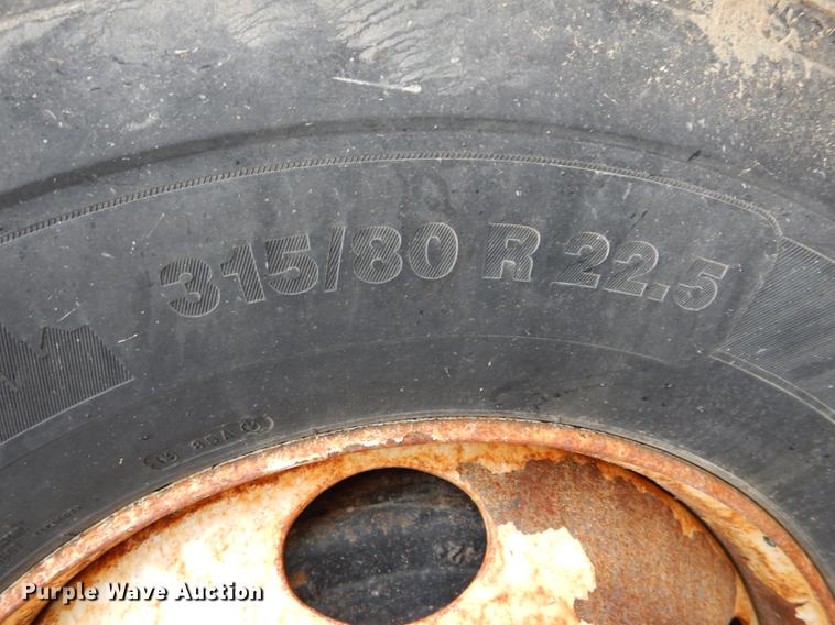 image for item DE8422 2002 International 4900 dump truck