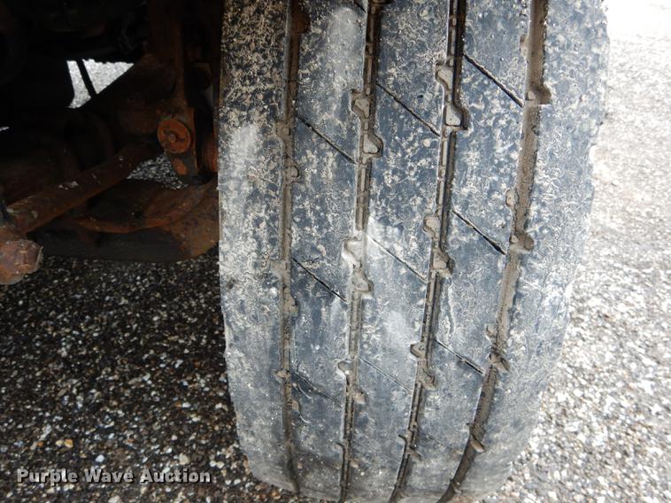 image for item DE8422 2002 International 4900 dump truck