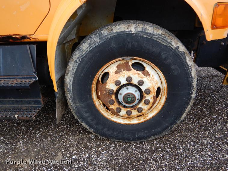 image for item DE8422 2002 International 4900 dump truck