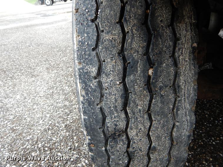 image for item DE8422 2002 International 4900 dump truck