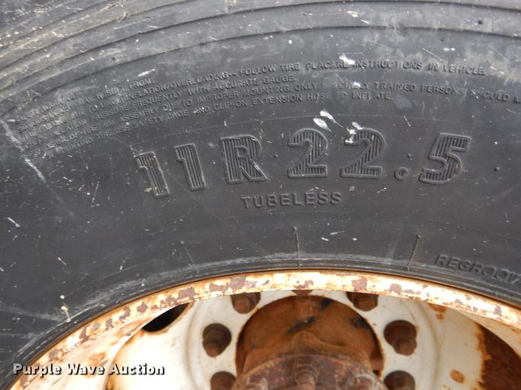 image for item DE8422 2002 International 4900 dump truck