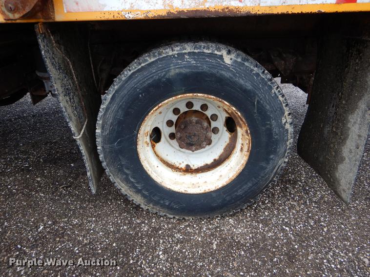 image for item DE8422 2002 International 4900 dump truck