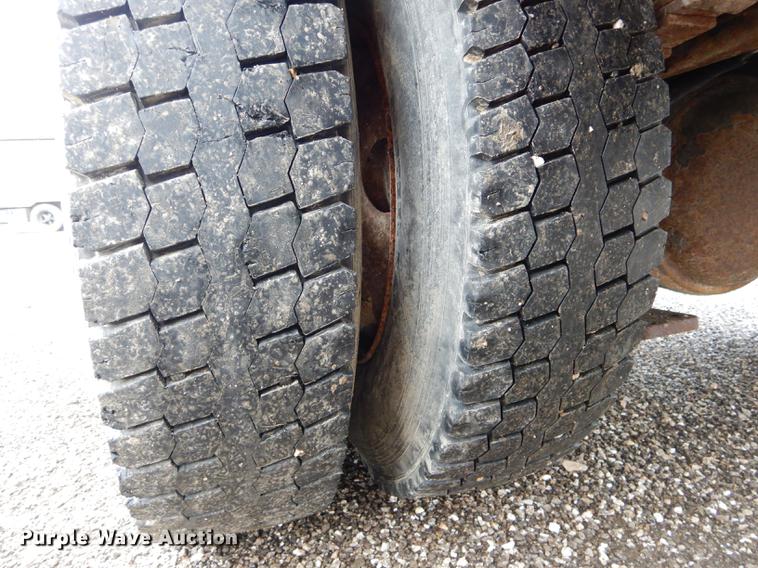 image for item DE8422 2002 International 4900 dump truck