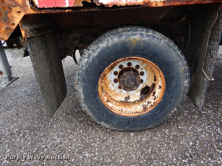 image for item DE8422 2002 International 4900 dump truck