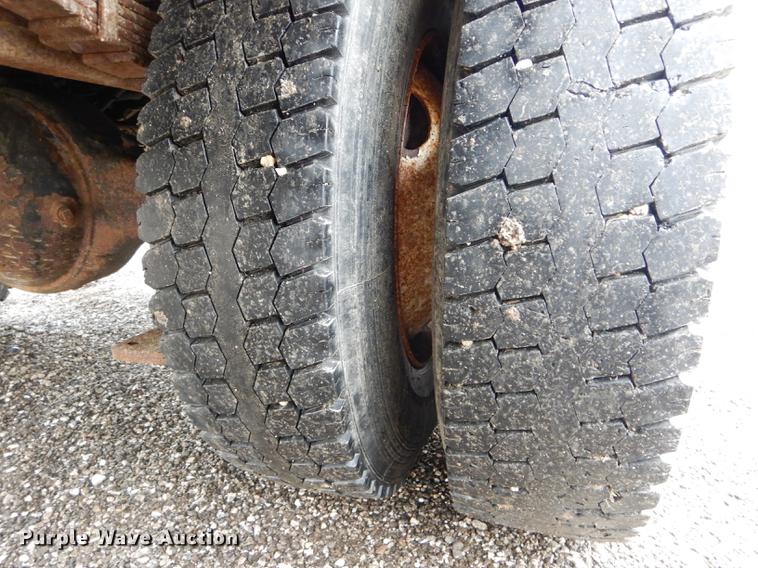 image for item DE8422 2002 International 4900 dump truck