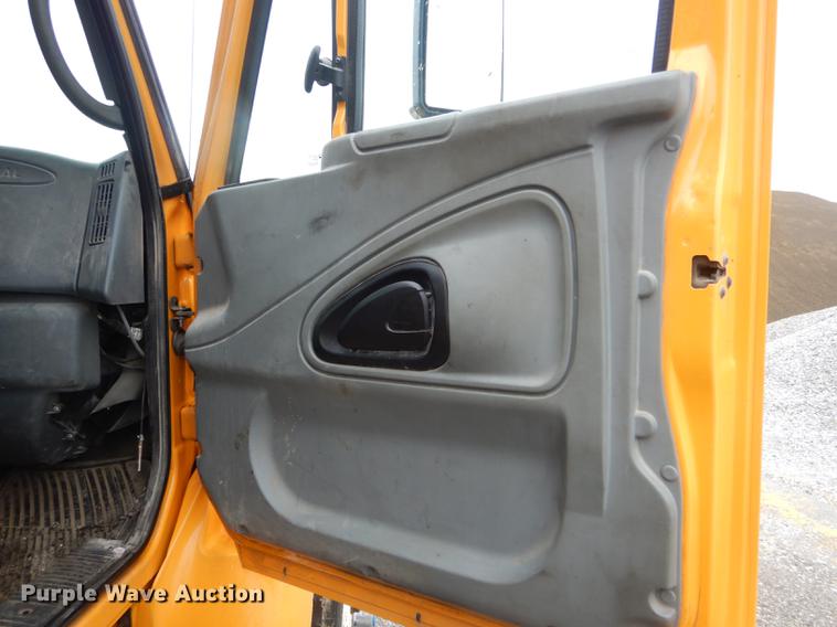 image for item DE8423 2006 International 7400 dump truck