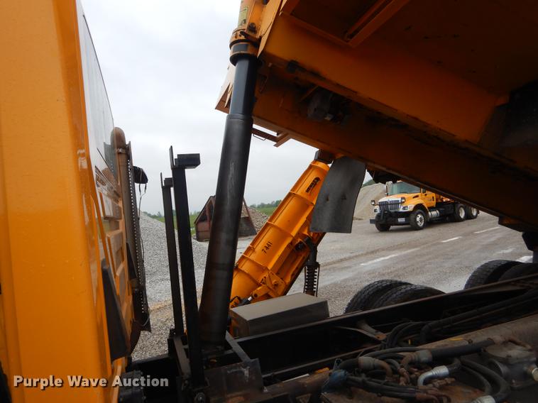 image for item DE8423 2006 International 7400 dump truck