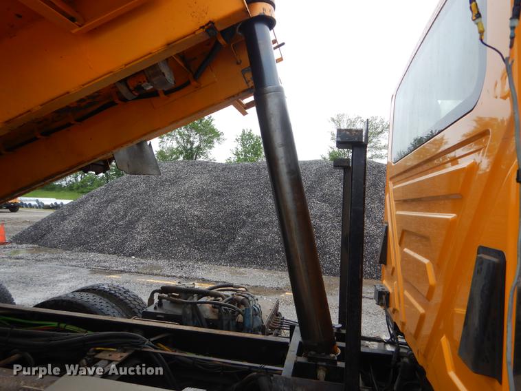 image for item DE8423 2006 International 7400 dump truck