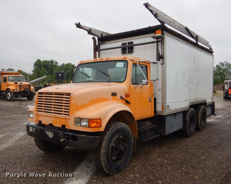 image for item DE8424 1995 International 4900 box truck