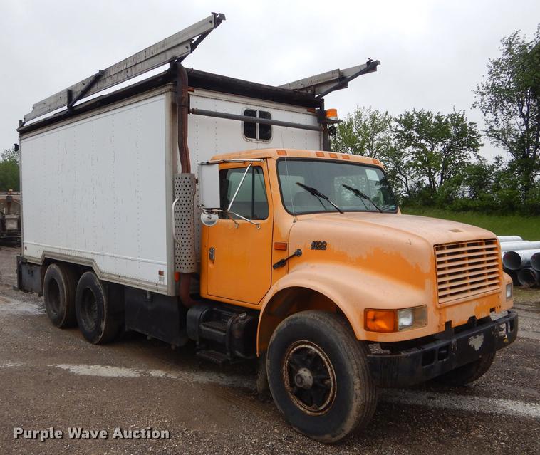 image for item DE8424 1995 International 4900 box truck