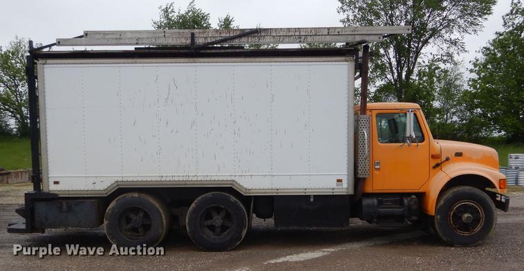 image for item DE8424 1995 International 4900 box truck