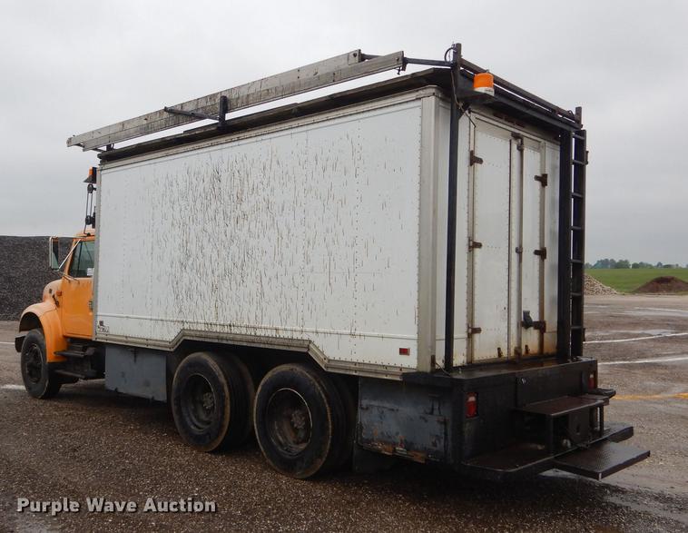 image for item DE8424 1995 International 4900 box truck
