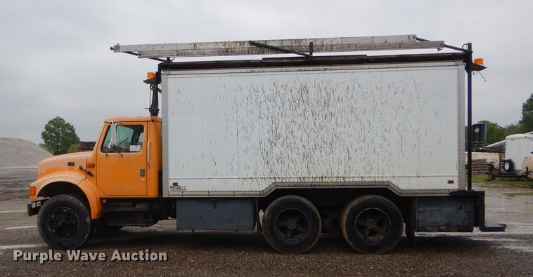 image for item DE8424 1995 International 4900 box truck