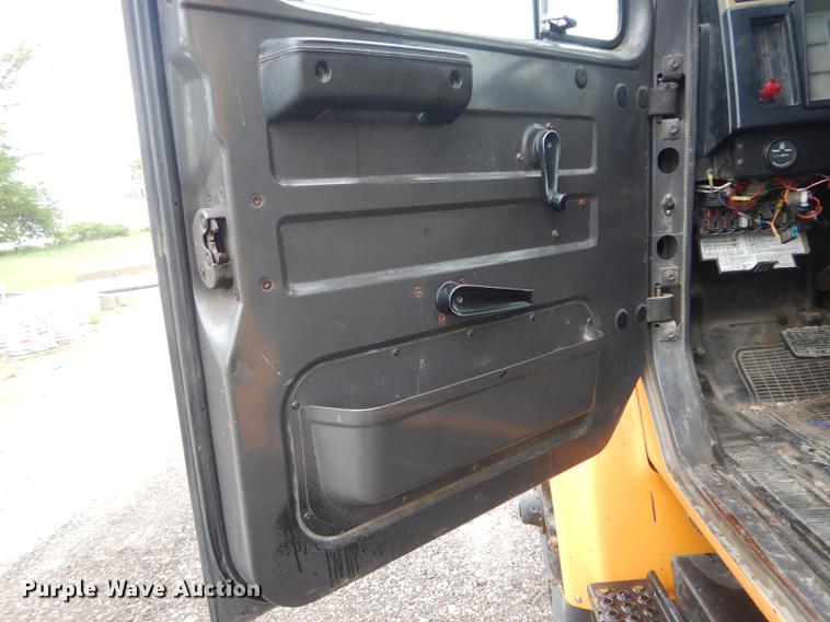 image for item DE8424 1995 International 4900 box truck