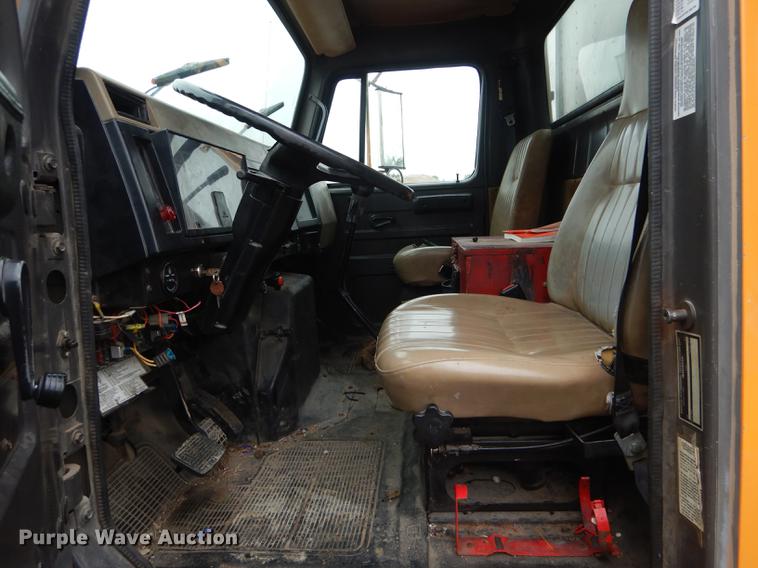 image for item DE8424 1995 International 4900 box truck