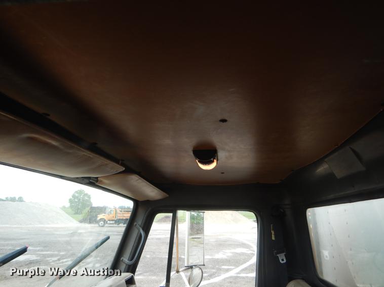 image for item DE8424 1995 International 4900 box truck