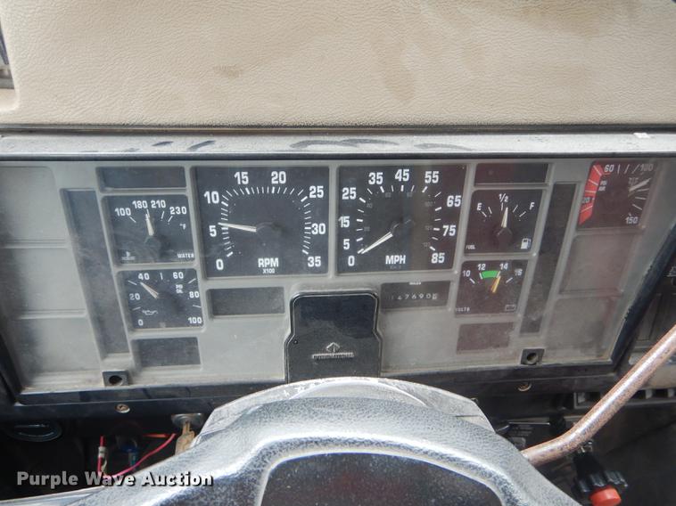 image for item DE8424 1995 International 4900 box truck