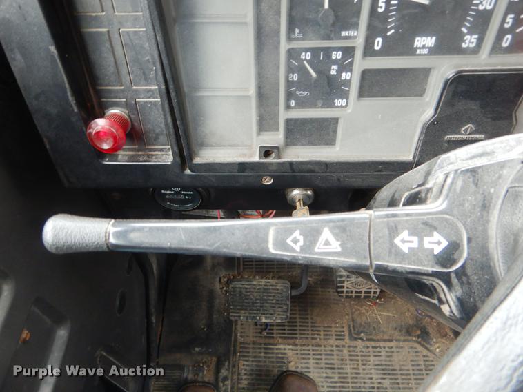 image for item DE8424 1995 International 4900 box truck