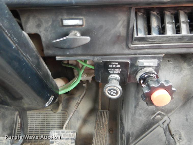 image for item DE8424 1995 International 4900 box truck