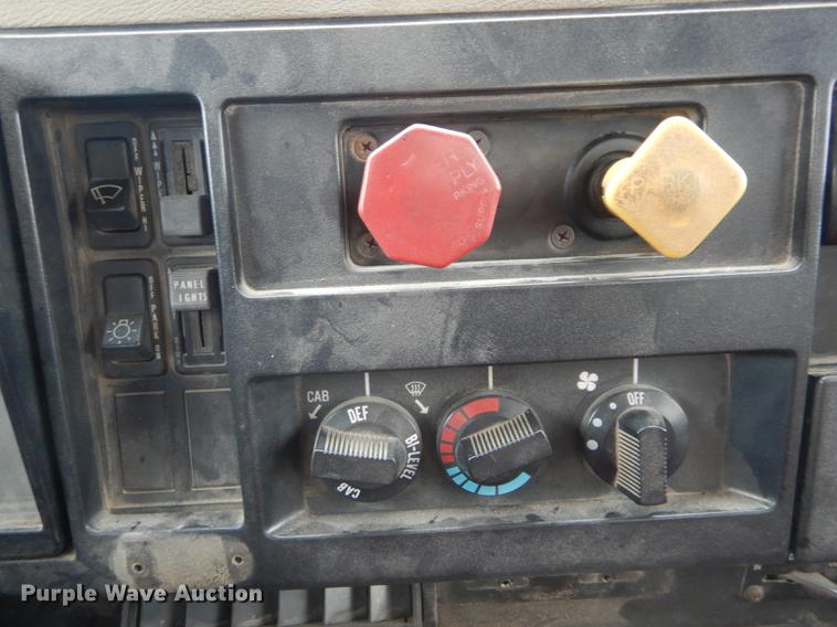 image for item DE8424 1995 International 4900 box truck