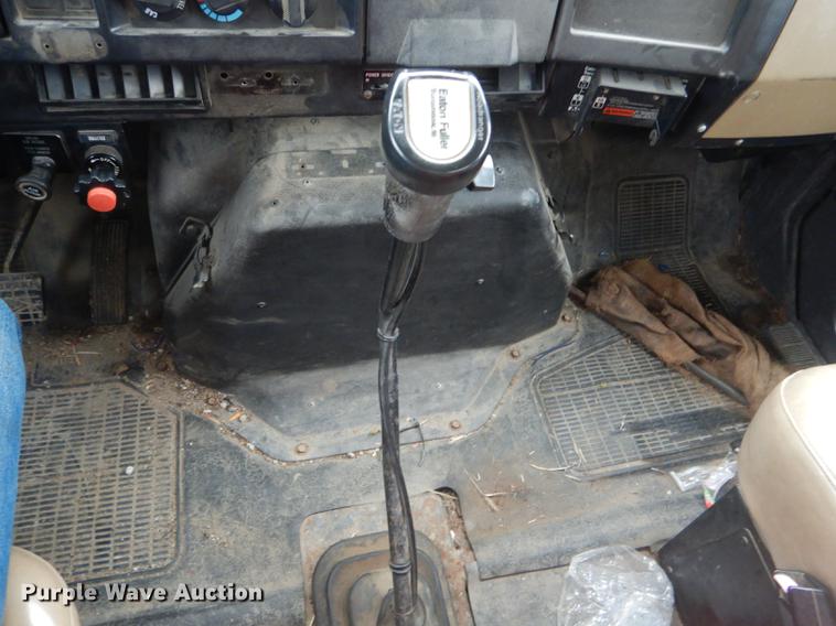 image for item DE8424 1995 International 4900 box truck