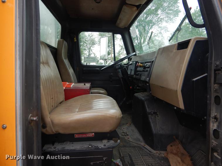 image for item DE8424 1995 International 4900 box truck