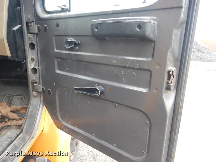 image for item DE8424 1995 International 4900 box truck