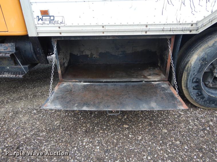 image for item DE8424 1995 International 4900 box truck