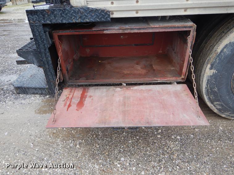 image for item DE8424 1995 International 4900 box truck