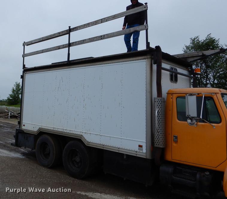 image for item DE8424 1995 International 4900 box truck