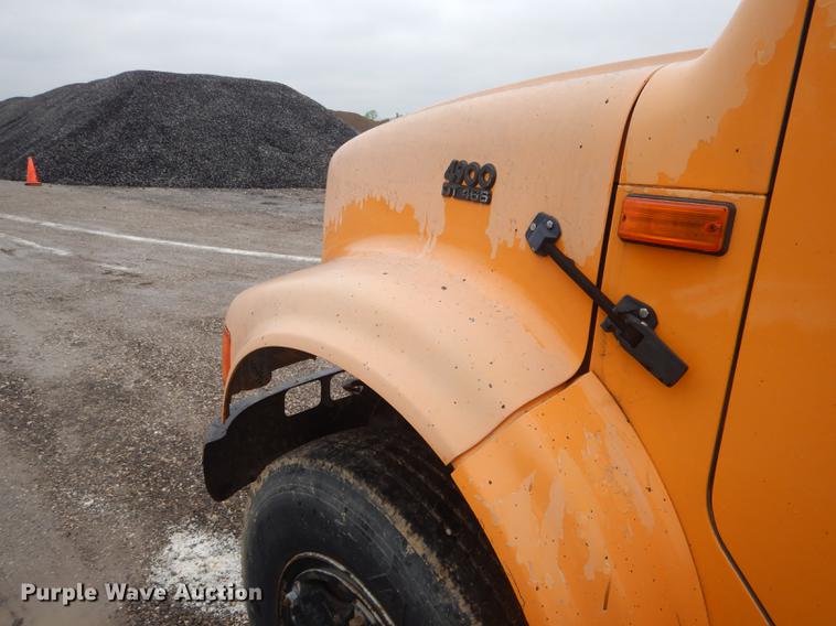 image for item DE8424 1995 International 4900 box truck