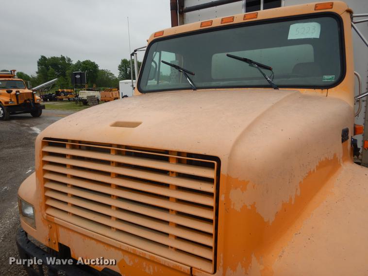 image for item DE8424 1995 International 4900 box truck